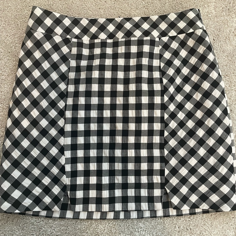 Top shop brand mini skirt with zip up back.